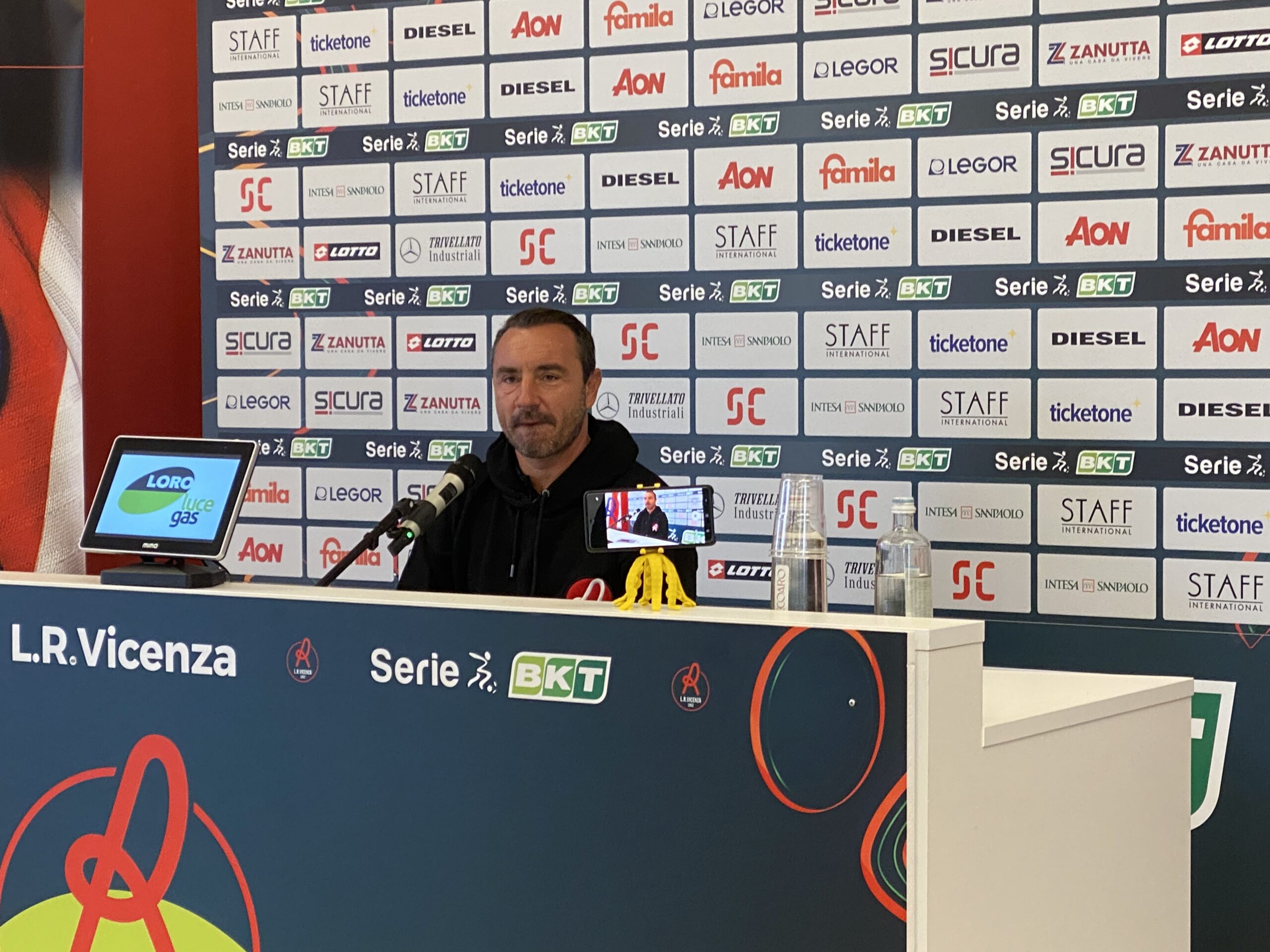 Brocchi: “Il peso dei risultati incide sulla testa, bisogna alzare uno scudo e combattere uniti per uscire da questa situazione”