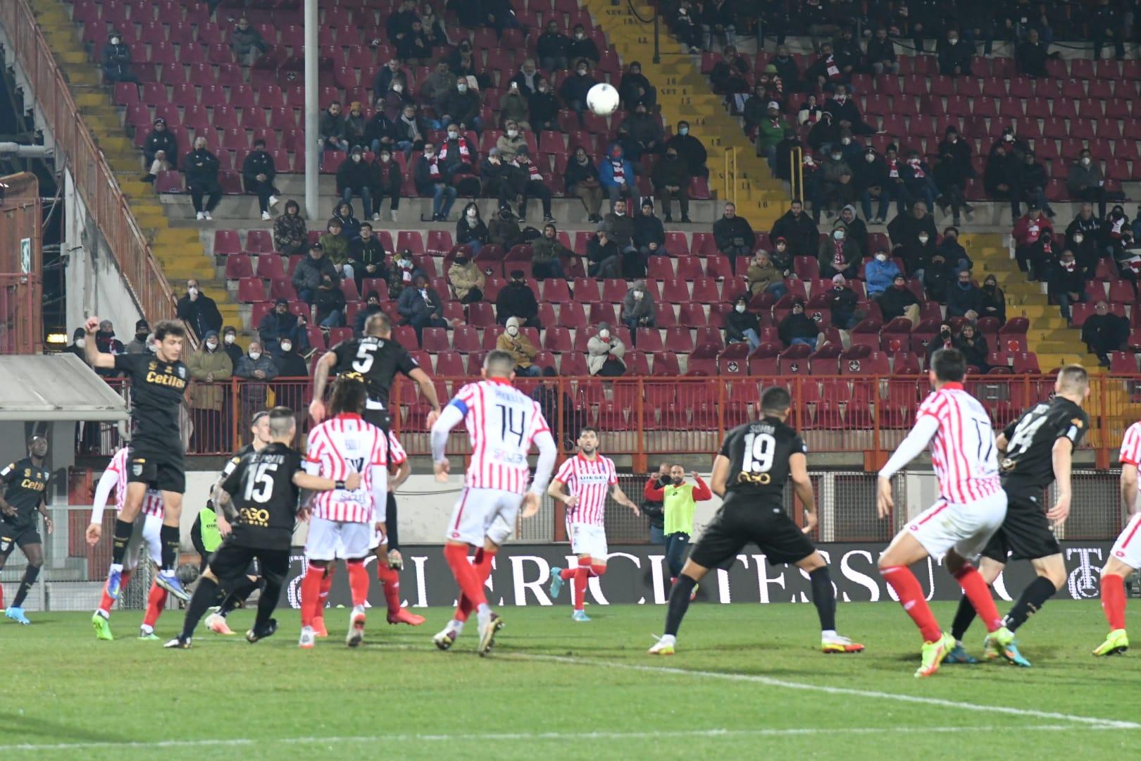 L.R. Vicenza -Parma 0-1  30′ giornata