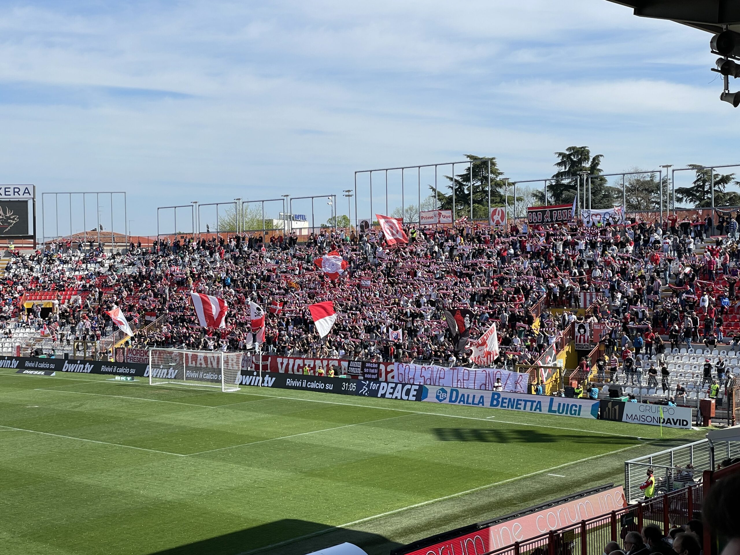 La Curva Sud chiama a raccolta i tifosi: “Il Menti deve essere una bolgia”