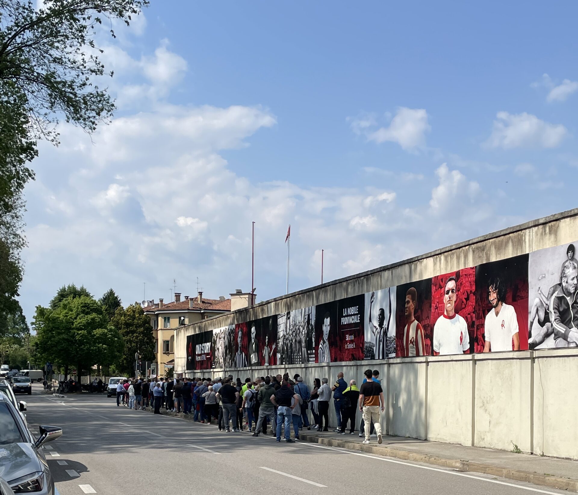 Verso L.R. Vicenza-Cosenza: lunghissime code ai botteghini