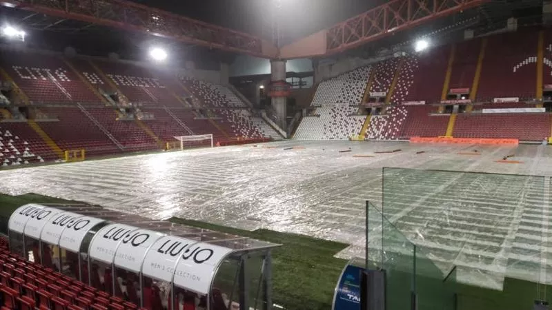 Teloni sul manto erboso del “Rocco” in vista delle forti piogge